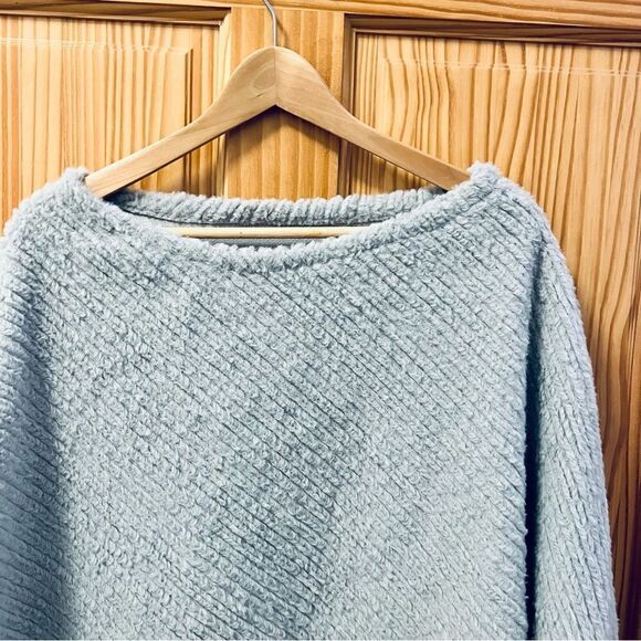 NWT Hadley Wren Grey Lola Mae Fuzzy Poncho One Size - Picture 2 of 7